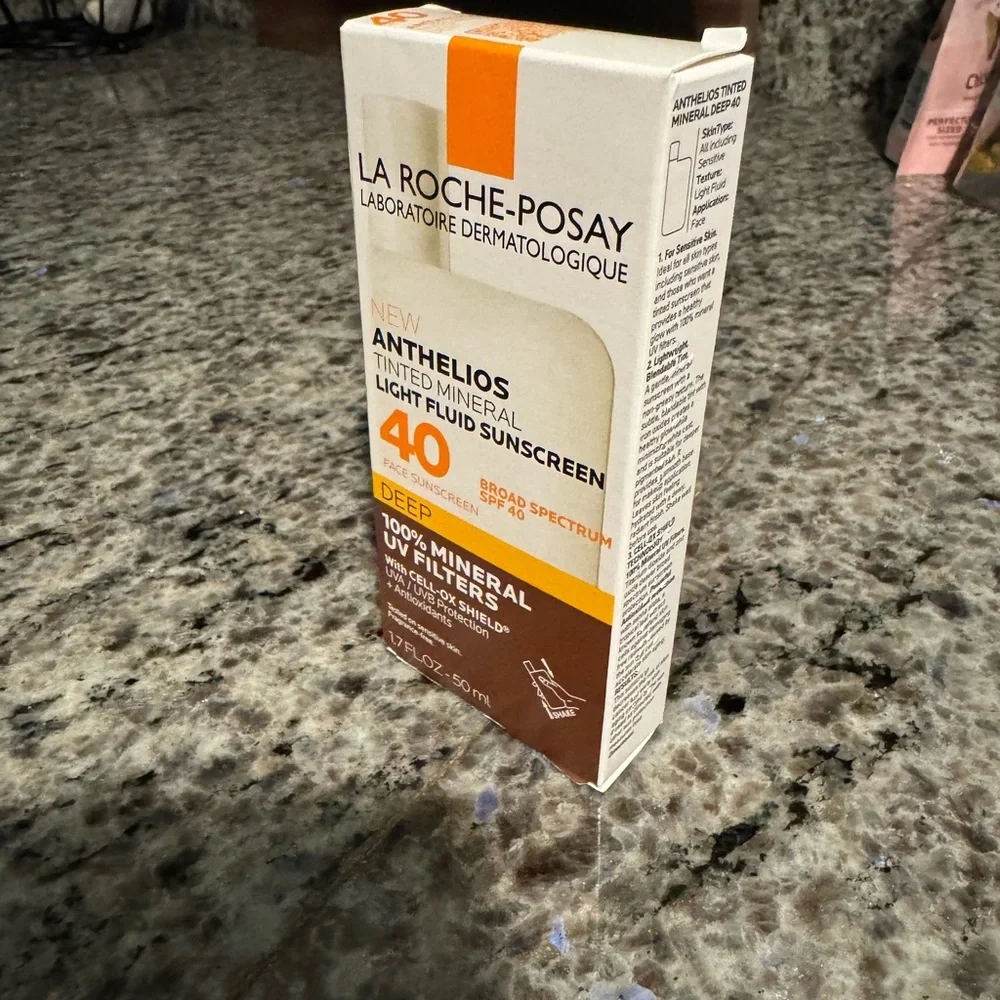 La roche posay tinted sunscreen - Picture 2 of 2